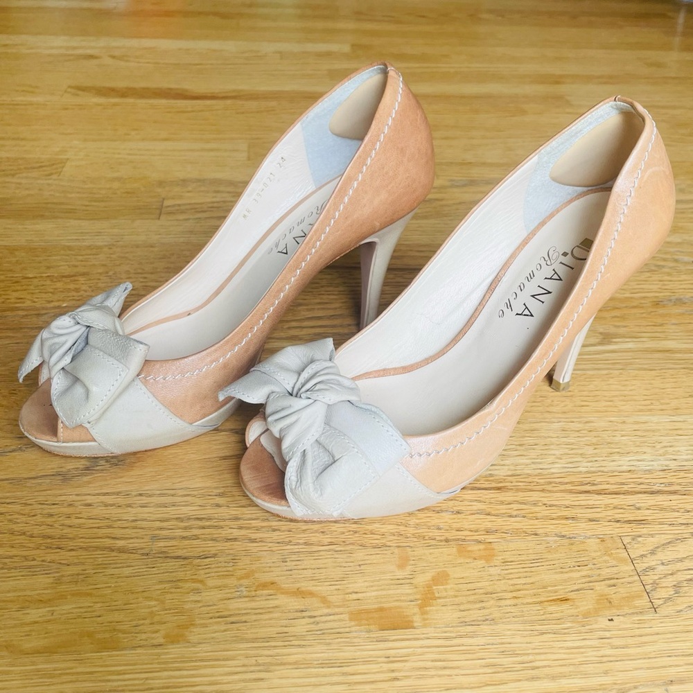 Diana Romache size 37.5 (EU) tan leather heels with leather bow detail